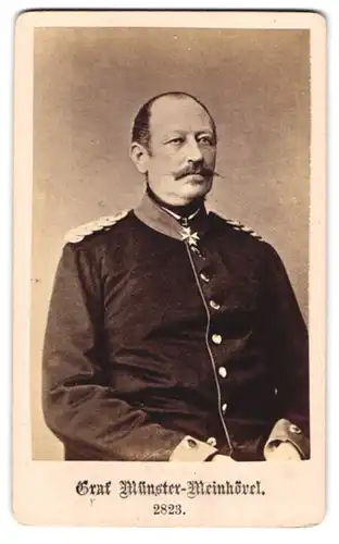 Fotografie Portrait Graf Münster-Meinhövel in Uniform mit Orden