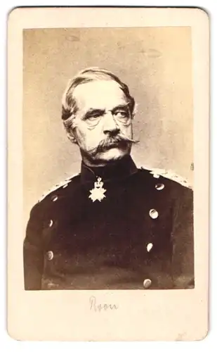 Fotografie Generalfeldmarschall Albrecht von Roon in uniform mit Orden