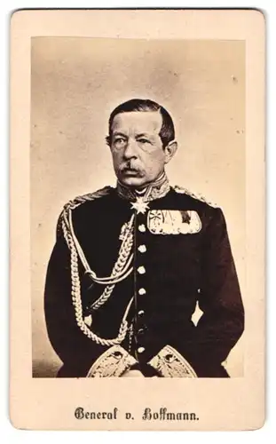 Fotografie Portrait General von Hoffmann in Paradeuniform mit Ordenspange