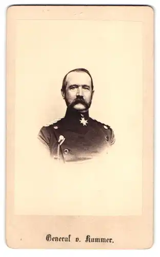 Fotografie Portrait General von Kummer in Uniform mit Orden