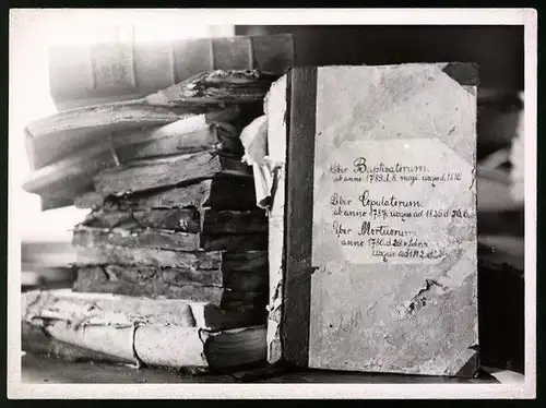 Fotografie Gerhard Riebicke, Berlin, historische Kirchenbücher vor der Restaurierung im Staatsarchiv Preussen