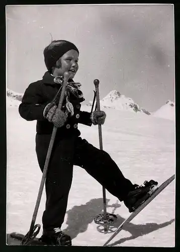 Fotografie Gerhard Riebicke, Berlin, Mädchen mit Schneeschuhen & Skistöcken im Hochgebirge