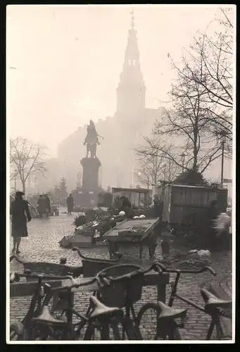 Fotografie unbekannter Fotograf, Ansicht Kopenhagen, Marktplatz & Reiterstandbild vor der Christiansborg