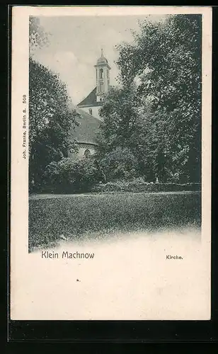 AK Klein Machnow, Kirche halb hinter Bäumen verborgen