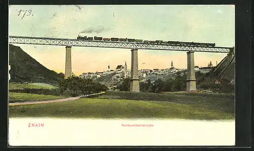 AK Znaim /Znojmo, Befahrene Eisenbahnbrücke mit Blick auf die Ortschaft