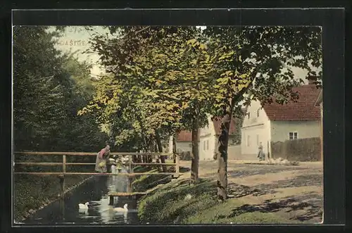 AK Dasice, Uferpartie und Brücke mit Frau