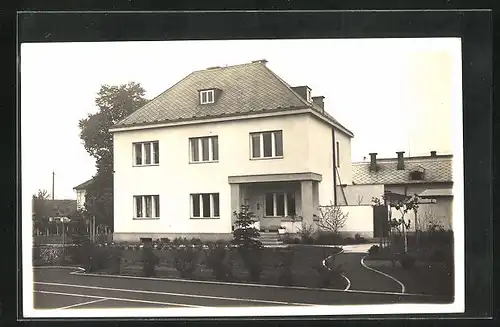 Foto-AK Bad Bochdanetsch / Lazne Bohdanec, Strassenpartie mit Gebäudeansicht