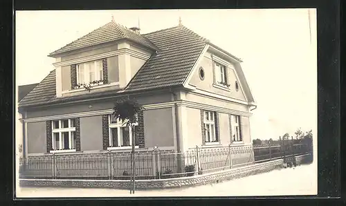 Foto-AK Bad Bochdanetsch / Lazne Bohdanec, Strassenpartie mit Gebäudeansicht