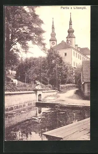 AK Leitomischl / Litomysl, Strassenpartie am Wasser, Blick zur Kirche