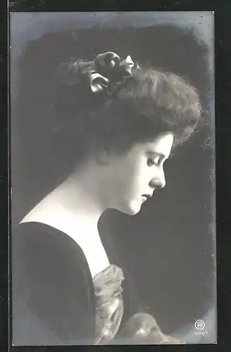 Foto-AK RPH Nr. 1694 /1: Dame mit Schleife im Profil