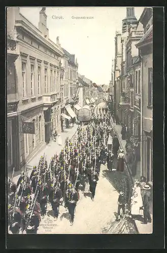 AK Cleve, Grossestrasse mit Soldatenparade
