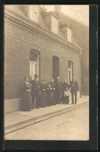 Foto-AK Grefrath, Bürger in festlicher Kleidung vor einem Haus