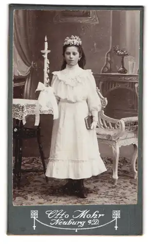 Fotografie Otto Mohr, Neuburg a. D., Mädchen im weissen Kleid mit Kommunionskerze und Bibel