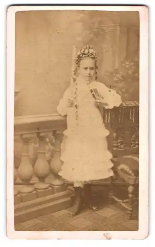 Fotografie Jakob Seiling, München-Au, Ohlmüllerstrasse 9, Mädchen im weissen Kleid mit Kommunionskerze und Bibel