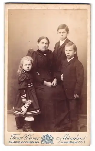 Fotografie Franz Werner, München, Schwanthaler-Strasse 1, Mutter mit ihren Kindern im feinen Zwirn, Mutterglück