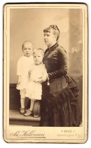 Fotografie M. Kellemen, Graz, Salzamtsgasse 3, Frau im schwarzen Kleid mit ihren Kindern in weissen Kleidern, Mutterglück