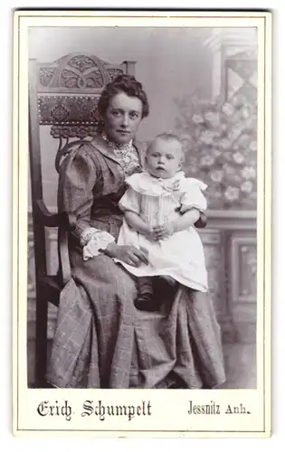 Fotografie Erich Schumpelt, Jessnitz, Frau im karierten Kleid mit ihrem Kind im weissen Kleidchen, Mutterglück