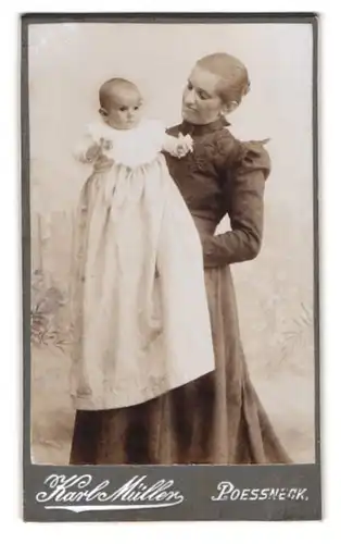 Fotografie Karl Müller, Poessneck, Schleizer-Strasse, Frau mit ihrem Kind im weissen Taufkleid, Mutterglück