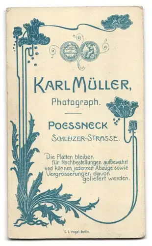 Fotografie Karl Müller, Poessneck, Schleizer-Strasse, Frau mit ihrem Kind im weissen Taufkleid, Mutterglück