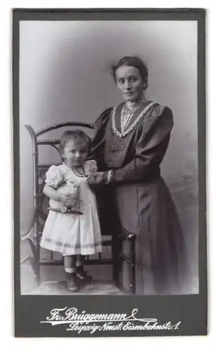 Fotografie Fr. Brüggemann, Leipzig-Neustadt, Eisenbahnstrasse 1, Mutter mit ihrem Kind im Kleidchen und Spielzeughasen