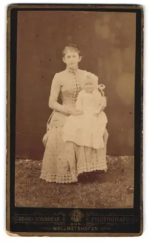 Fotografie Georg Schindele, Wollmetshofen, Mutter im taillierten Kleid mit Kind im Taufkleid, Mutterglück