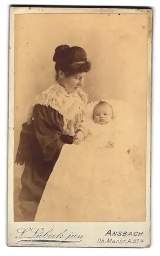 Fotografie L. Lübeck jun., Ansbach, Ob. Markt A. 81a, Mutter mit ihrem Kind im Taufkleid, Mutterglück