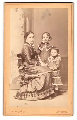 Fotografie Gustav Jobst, Zwickau, äussere Schneebergerstrasse 20, Mutter mit ihren Kindern in gepunkteten Kleidern