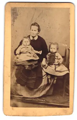 Fotografie unbekannter Fotograf und Ort, Mutter mit ihren zwei Kindern, Mutterglück