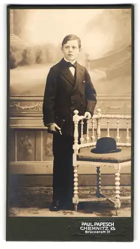 Fotografie Paul Papesch, Chemnitz, Brückenstrasse 31, Junge im feinen Zwirn mit Melone und Bibel, Kommunion