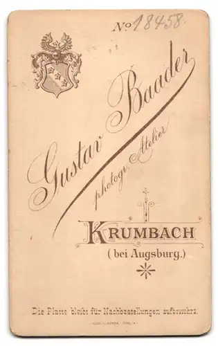 Fotografie Gustav Bauder, Krumbach, Junge im schwarzen Anzug mit Kommunionskerze und Bibel