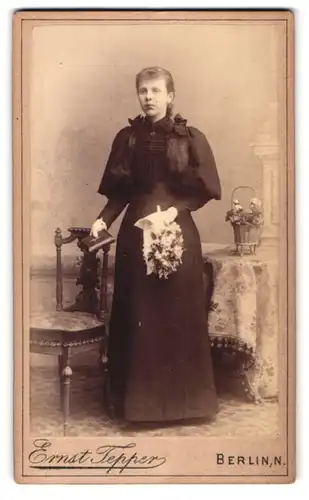 Fotografie Ernst Tepper, Berlin, Chaussee-Strasse 28, Fräulein im schwarzen Kleid und weissen Handschuhen mit Bibel