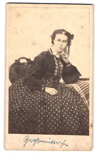 Fotografie unbekannter Fotograf und Ort, Portrait junge Frau im Pünktchenkleid mit Bluse