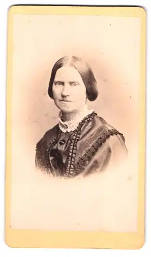 Fotografie Friedrich Hertel, Weimar, Schützengasse 86, Portrait Dame im Biedermeierkleid mit Spitzenkragen