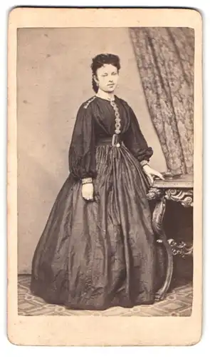 Fotografie Franz Wolfram, Straubing, Portrait junge Frau im seidenen Biedermeierkleid mit Locken und Ohrringen