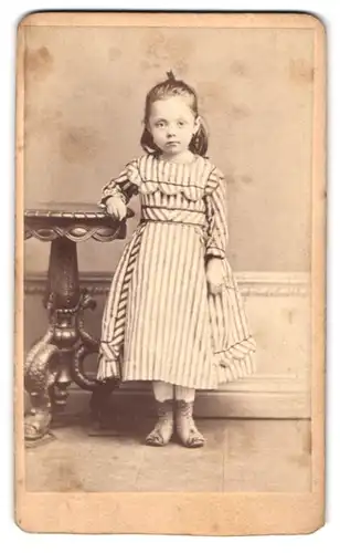 Fotografie Carl Falke, Gera, Schleizer Str. 16, Portrait niedliches Mädchen im gestreiften Kleid mit Haarschleife