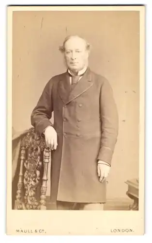 Fotografie Maull & Co., London, 187a Piccadilly, Portrait älterer Herr im Anzug mit Chin Strap Bart