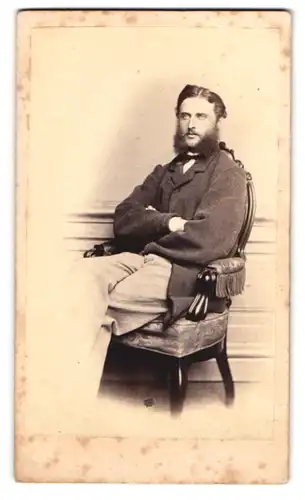 Fotografie J. Jänicke & Co., Berlin, Wilhelms-Str. 32, Portrait junger Mann im Anzug mit buschigem Backenbart
