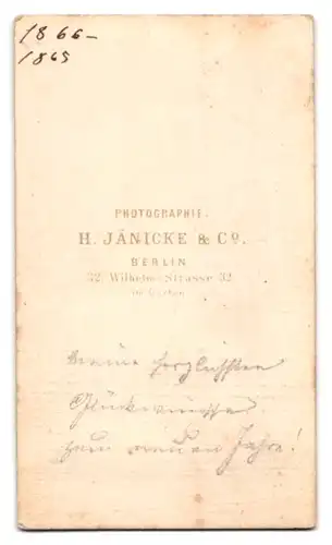 Fotografie J. Jänicke & Co., Berlin, Wilhelms-Str. 32, Portrait junger Mann im Anzug mit buschigem Backenbart