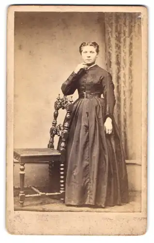 Fotografie Theodor Pinkert, Berlin, gr. Friedrichstr. 112b, Portrait Dame im dunklen Biedermeierkleid posiert im Atelier