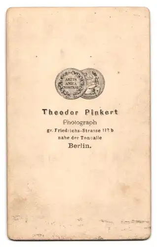 Fotografie Theodor Pinkert, Berlin, gr. Friedrichstr. 112b, Portrait Dame im dunklen Biedermeierkleid posiert im Atelier