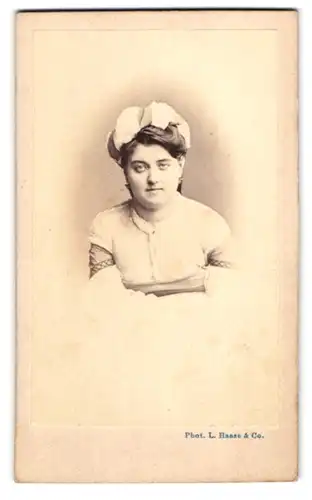 Fotografie L. Haase & Comp., Berlin, Friedrichstr. 178, Portrait junge Dame im hellen Kleid mit Haarschleife