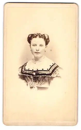Fotografie Georg Egger, Frankenberg, Portrait hübsche junge Frau im schulterfreien Kleid mit Perlenkette und Ohrringen