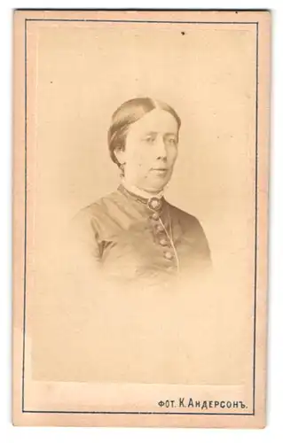 Fotografie K. Anderson, St. Petersburg, Portrait Dame im Biedermeierkleid mit Brosche und Halskette