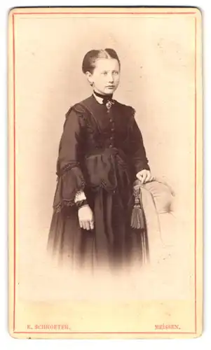 Fotografie E. Schroeter, Meissen, Obergasse 597, Portrait junge Frau im dunklen Biedermeierkleid mit Brosche, Ohrringen