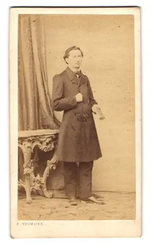 Fotografie Franz Neumayer, München, Neue Pferdestr. 2, Portrait junger Mann im Anzug mit Napoleongeste