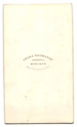 Fotografie Franz Neumayer, München, Neue Pferdestr. 2, Portrait junger Mann im Anzug mit Napoleongeste