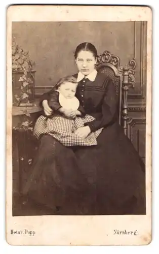 Fotografie Heinrich Popp, Nürnberg, Frauenthorgraben 1, Portrait junge Mutter im dunklen Kleid mit Kind auf dem Schoss