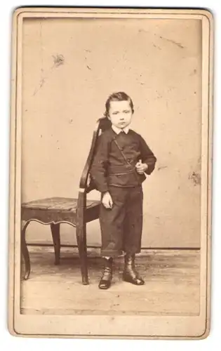 Fotografie unbekannter Fotograf und Ort, Portrait kleiner Junge in modischer Kleidung