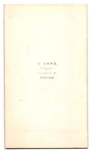 Fotografie J. Ganz, Zürich, Torgasse 31 a, Portrait junge Dame im Anzug mit Fliege