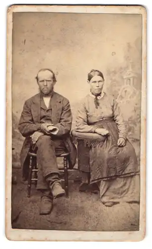 Fotografie unbekannter Fotograf und Ort, Portrait modisch gekleidetes Paar mit Zeitung